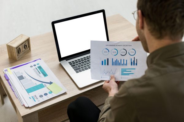 hombre-trabajando-con-infografias-en-interiores